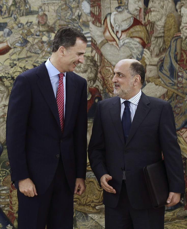 El Rey Felipe, junto al presidente del Tribunal Constitucional, Francisco Pérez de los Cobos.