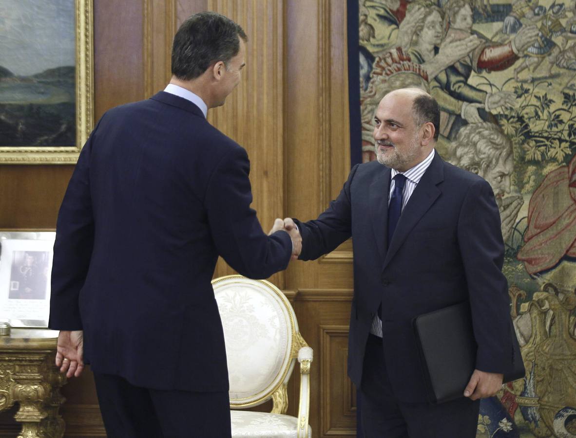 El Rey Felipe saluda al presidente del Tribunal Constitucional, Francisco Pérez de los Cobos.