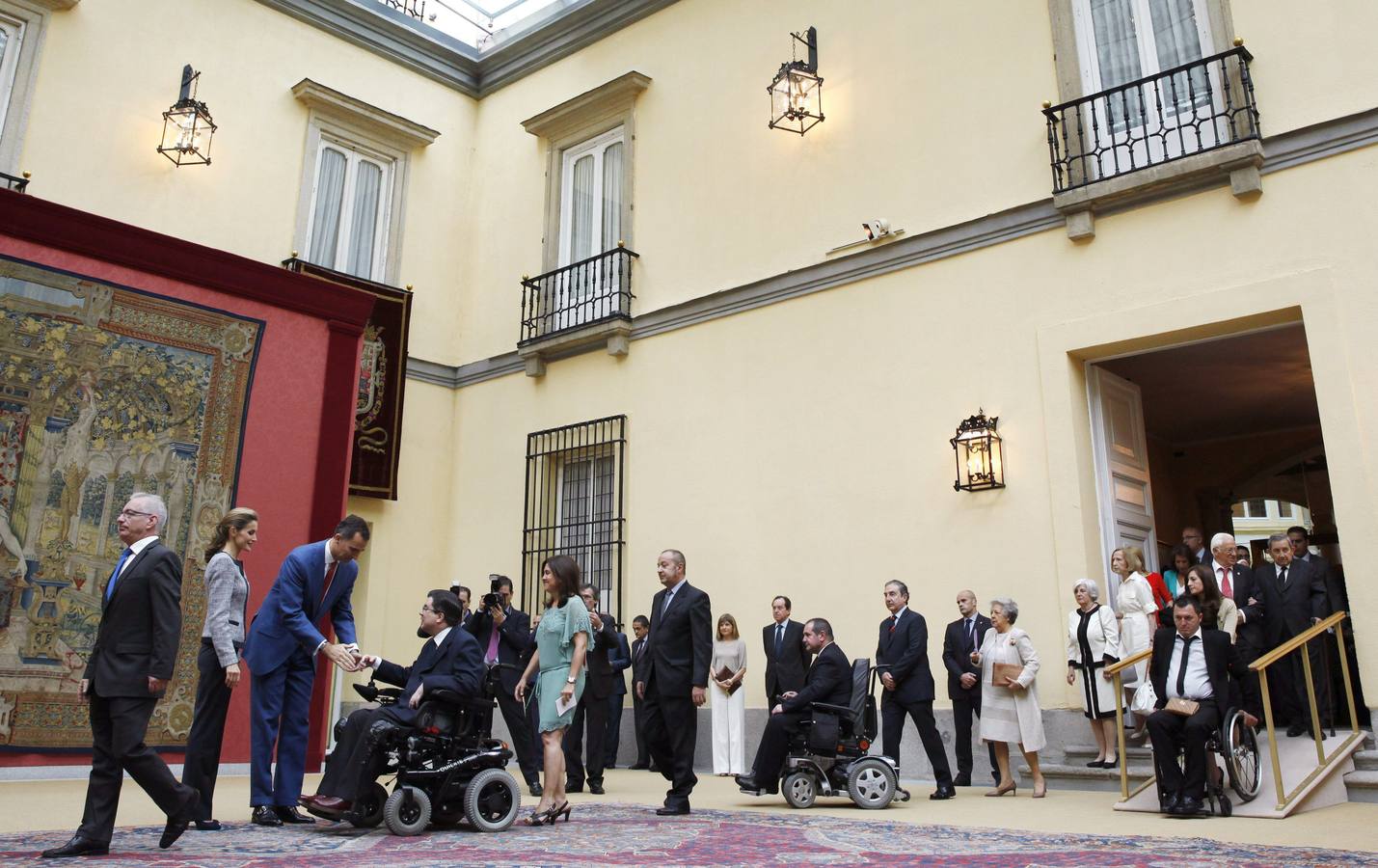 Los Reyes, durante la audiencia con unos 350 representantes de organizaciones que ejercen la solidaridad en España.