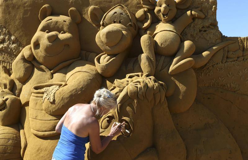 Escultores de arena realizan sus obras en el Festival de Ostende. Un equipo de 33 escultores de todo el mundo pasarán cinco semanas elaborando esculturas gigantes basadas en 'Disneyland Paris'. Se necesitan seis mil toneladas de arena para completar 150 esculturas que se podrán ver entre el 28 de junio y el 31 de agosto. REUTERS / Francois Lenoir.