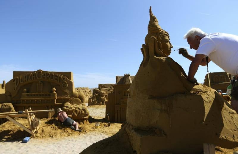 Escultores de arena realizan sus obras en el Festival de Ostende. Un equipo de 33 escultores de todo el mundo pasarán cinco semanas elaborando esculturas gigantes basadas en 'Disneyland Paris'. Se necesitan seis mil toneladas de arena para completar 150 esculturas que se podrán ver entre el 28 de junio y el 31 de agosto. REUTERS / Francois Lenoir.