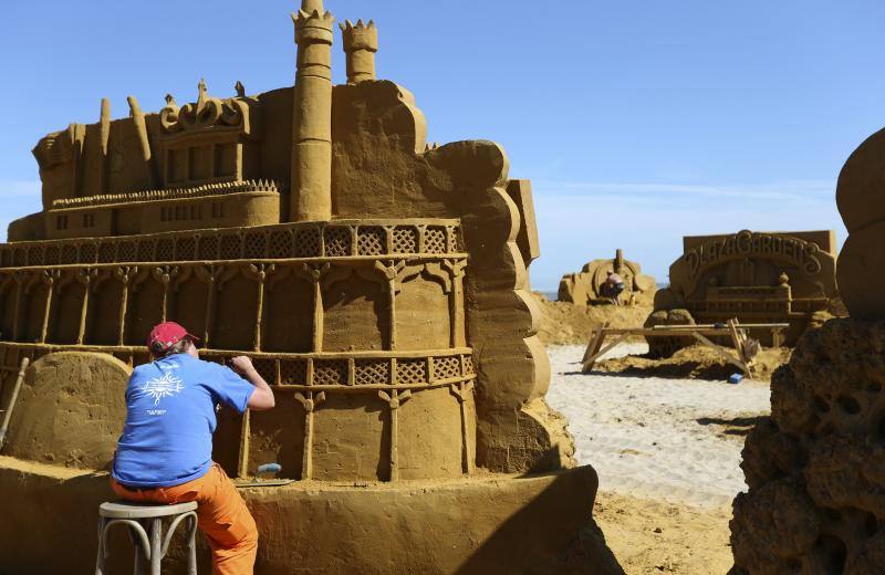 Escultores de arena realizan sus obras en el Festival de Ostende. Un equipo de 33 escultores de todo el mundo pasarán cinco semanas elaborando esculturas gigantes basadas en 'Disneyland Paris'. Se necesitan seis mil toneladas de arena para completar 150 esculturas que se podrán ver entre el 28 de junio y el 31 de agosto. REUTERS / Francois Lenoir.