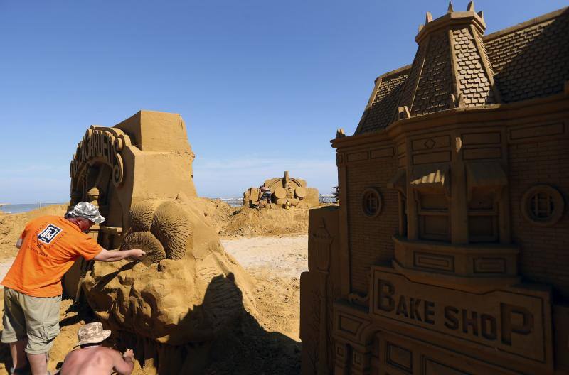 Escultores de arena realizan sus obras en el Festival de Ostende. Un equipo de 33 escultores de todo el mundo pasarán cinco semanas elaborando esculturas gigantes basadas en 'Disneyland Paris'. Se necesitan seis mil toneladas de arena para completar 150 esculturas que se podrán ver entre el 28 de junio y el 31 de agosto. REUTERS / Francois Lenoir.