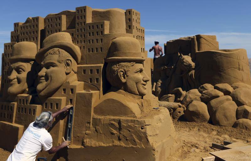 Escultores de arena realizan sus obras en el Festival de Ostende. Un equipo de 33 escultores de todo el mundo pasarán cinco semanas elaborando esculturas gigantes basadas en 'Disneyland Paris'. Se necesitan seis mil toneladas de arena para completar 150 esculturas que se podrán ver entre el 28 de junio y el 31 de agosto. REUTERS / Francois Lenoir.