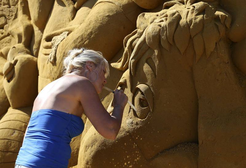 Escultores de arena realizan sus obras en el Festival de Ostende. Un equipo de 33 escultores de todo el mundo pasarán cinco semanas elaborando esculturas gigantes basadas en 'Disneyland Paris'. Se necesitan seis mil toneladas de arena para completar 150 esculturas que se podrán ver entre el 28 de junio y el 31 de agosto. REUTERS / Francois Lenoir.