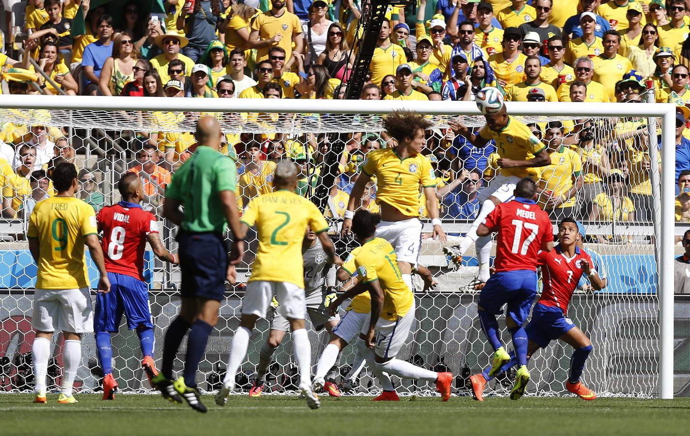 Fernandinho despeja un balón.