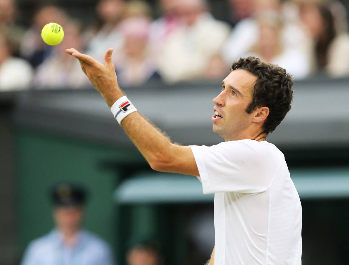 Kukushkin realiza un saque.