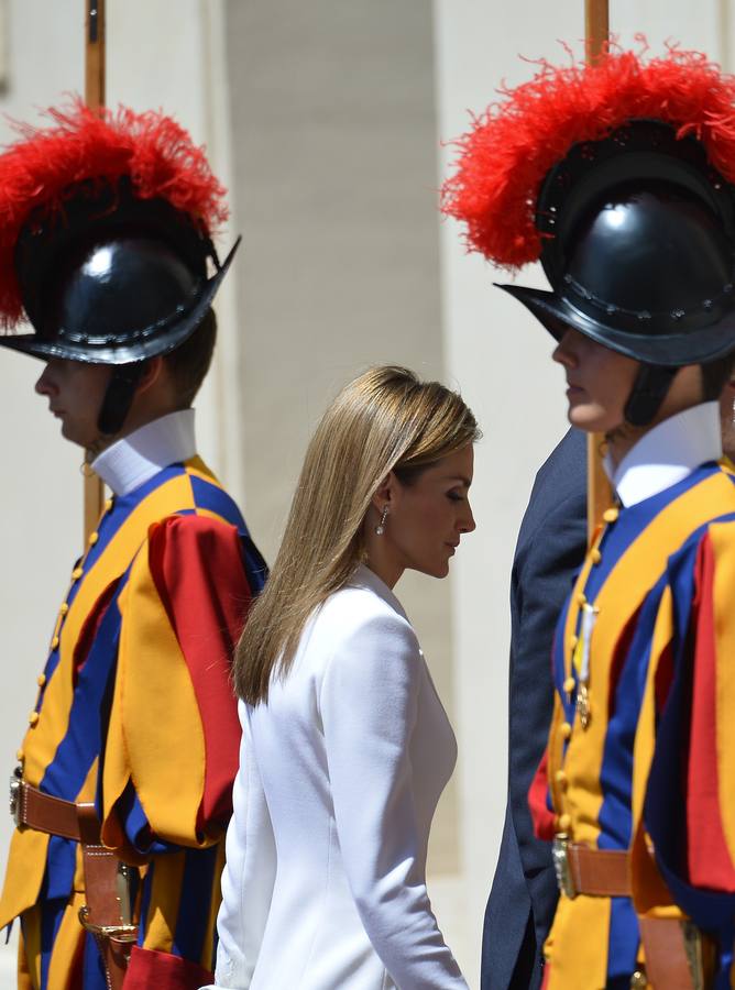 La reina Letizia vistió de blanco, privilegio reservado exclusivamente para las reinas católicas.