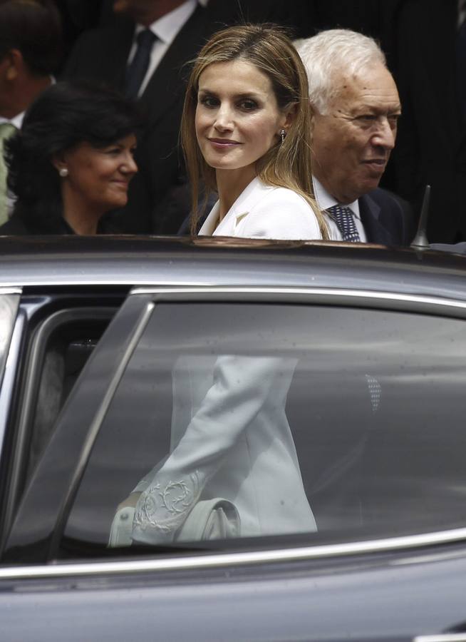Doña Letizia abandona el Vaticano.