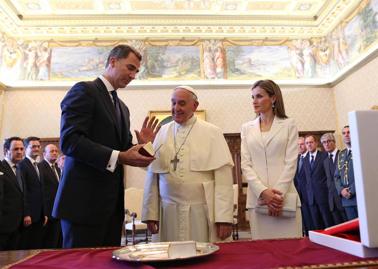 Felipe VI le entrega un obsequio al Papa.