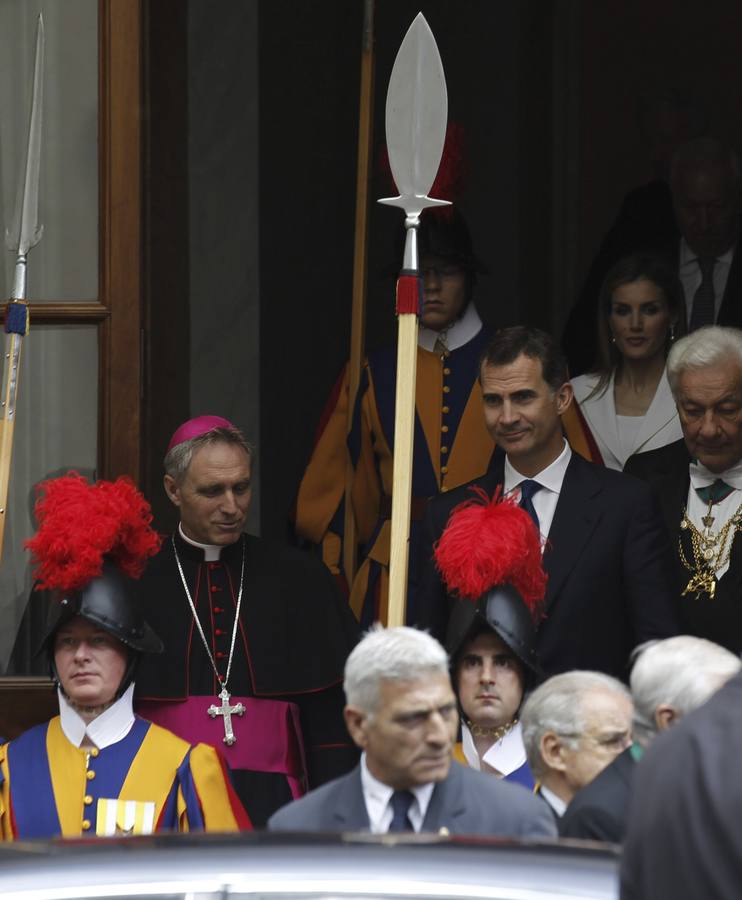 Don Felipe y doña Letizia, a su salida del Vaticano tras la audiencia privada.