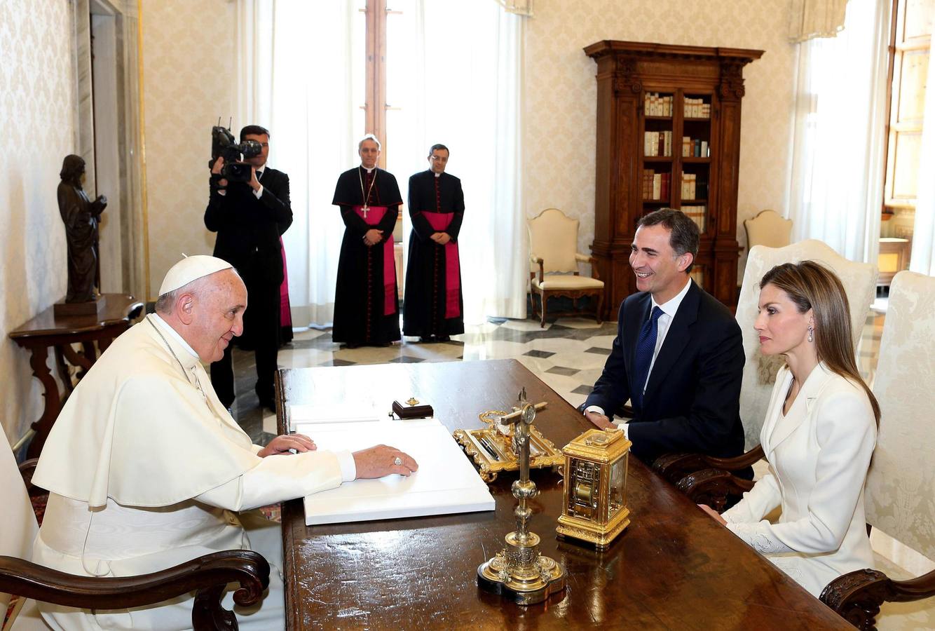 El Papa conversa con los nuevos Reyes de España.