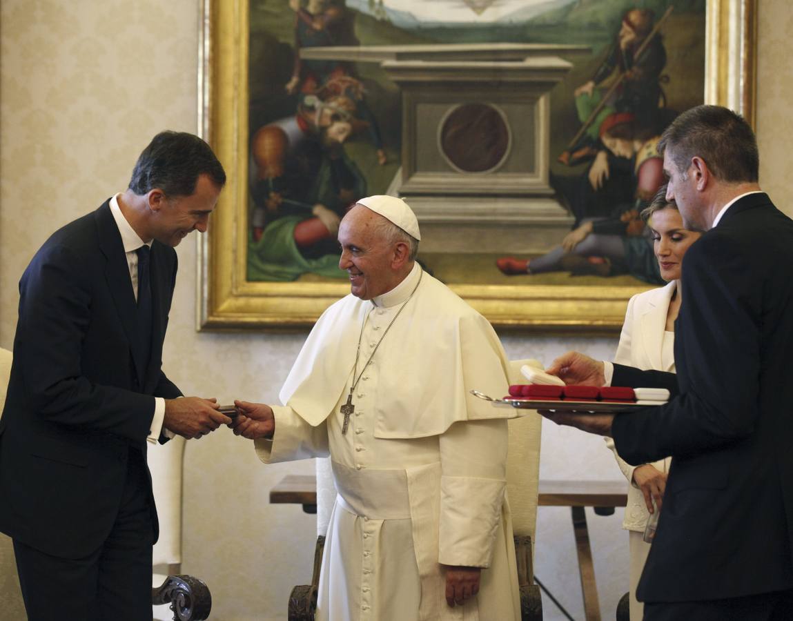 El Papa Francisco entrega al Rey Felipe VI un obsequio.