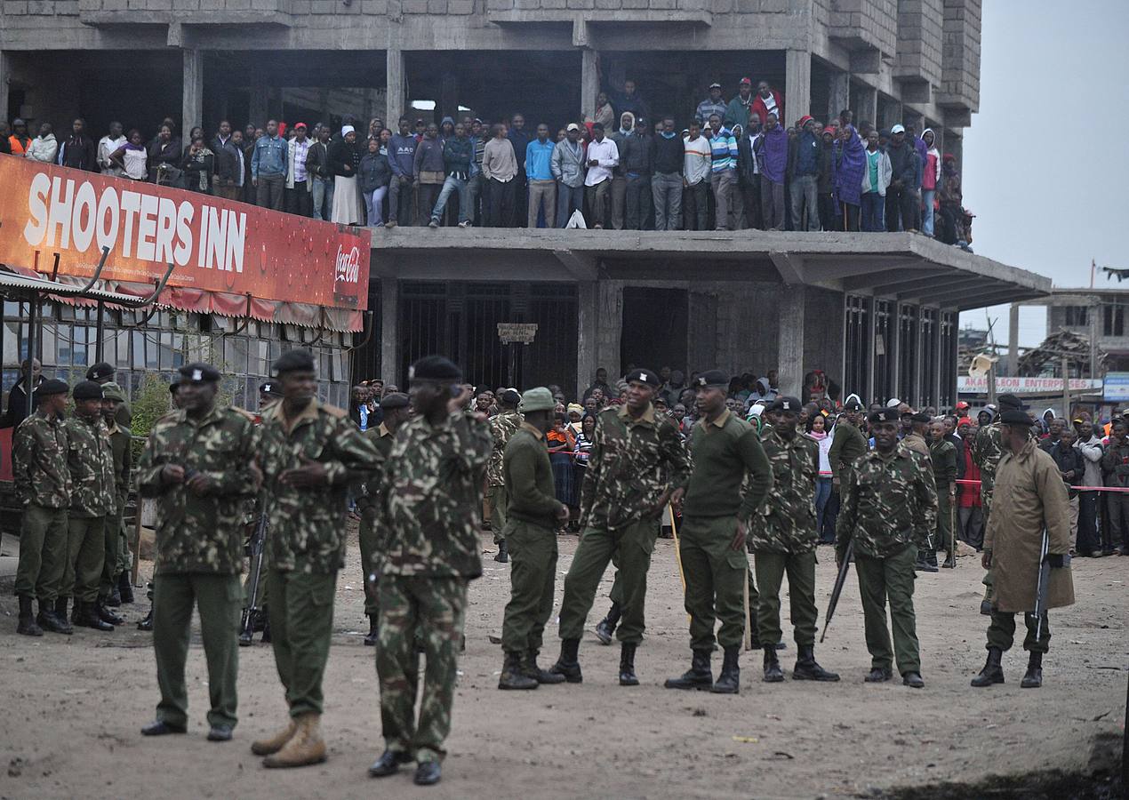 Miércoles, 2 de julio. Oficiales de la Policía inspeccionan la escena del accidente del avión de carga de la ONU que se estrelló en un suburbio de Nairobi (Kenia) minutos después de despegar el Aeropuerto Internacional Jomo Kenyatta, rumbo a Somalia. En el accidente murieron cuatro personas. EFE / Dai Kurokawa