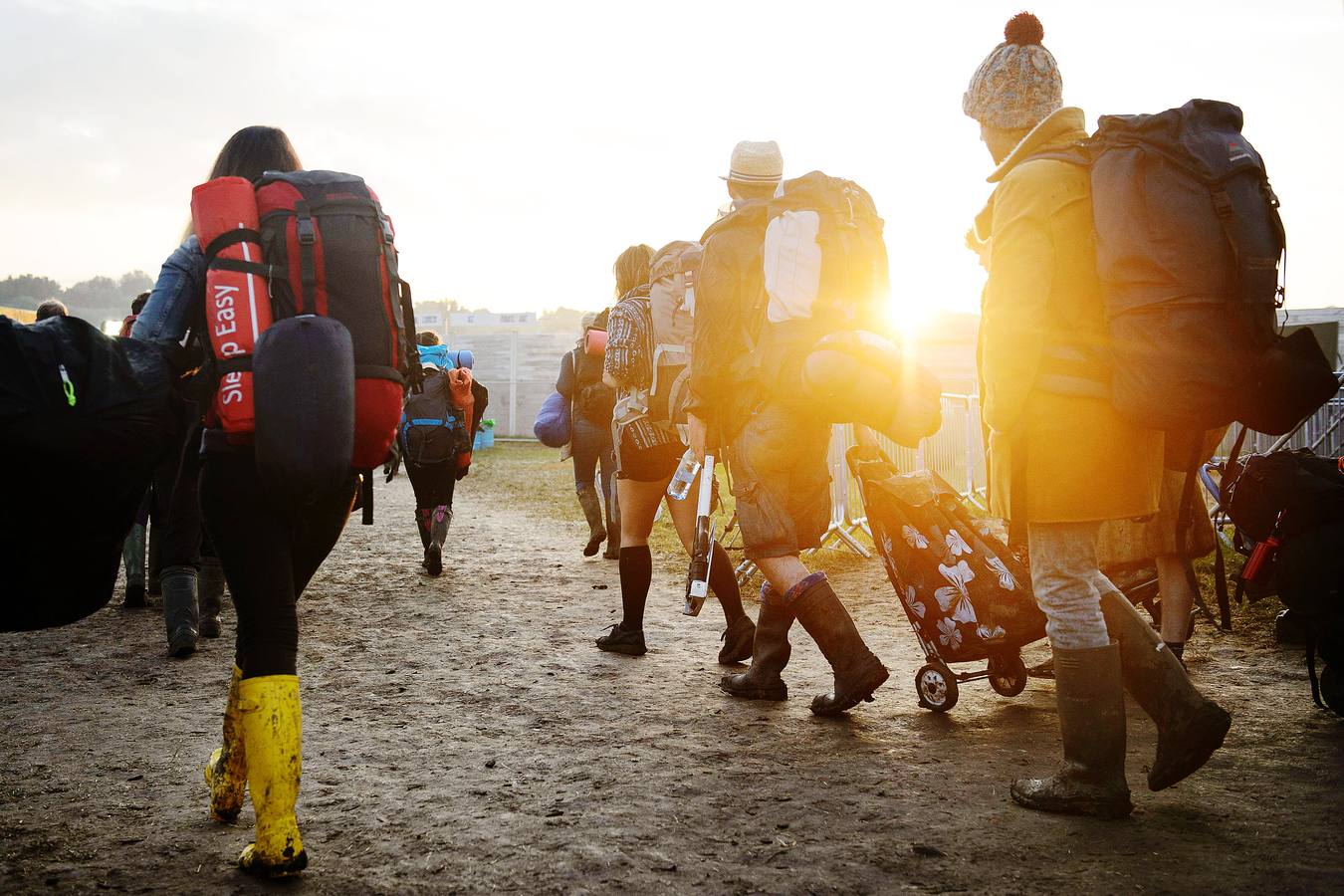 Lunes 30 de junio. Los noctámbulos comienzan al amanecer su viaje a casa después de que finalizara el Festival de Glastonbury de Música y Artes Escénicas en Worthy Farm en Somerset, suroeste de Inglaterra. AFP PHOTO / LEON NEAL