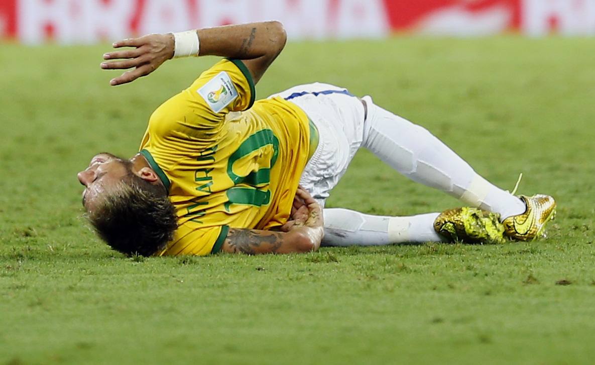 Viernes, 4 de junio. El jugador de la selección brasileña de fútbol, Neymar, se despidió del Mundial después de que Juan Camilo, jugador del equipo colombiano, golpeara su columna vertebral fracturándole una vértebra. EFE/REUTERS/AFP