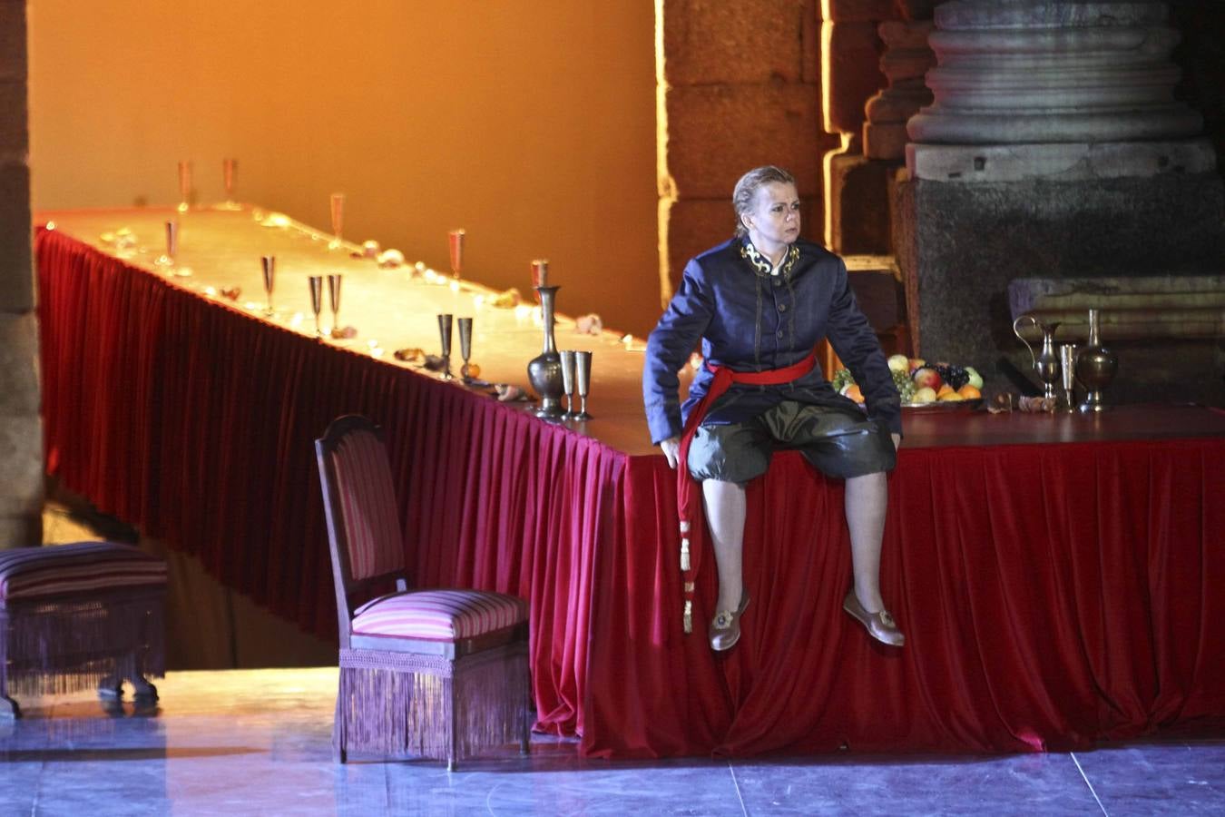 Jueves, 3 de julio. Con la ópera de Strauss 'Salomé' arrancaba la 60 edición del Festival de Teatro Romano de Mérida. Una obra cantada en alemán por la soprano Gun-Brit Barkmin, Ángeles blancas en su papel de alocada Salomé y el barítono José Antonio López como Juan El Bautista. Con subtítulos proyectados en pantallasy bajo la coreografía de Víctor Ullate la obra estuvo acompañada por la Orquesta de Extremadura bajo la batuta de Álvaro Albiach. Foto: J.M. Romero