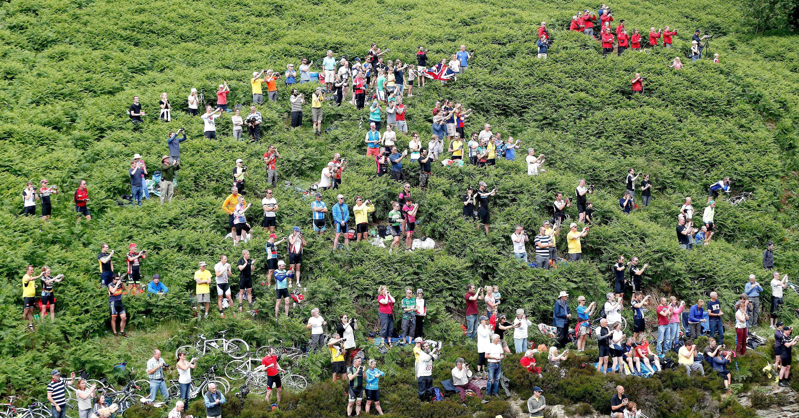 Seguidores del Tour de Francia disfrutan de la segunda etapa.