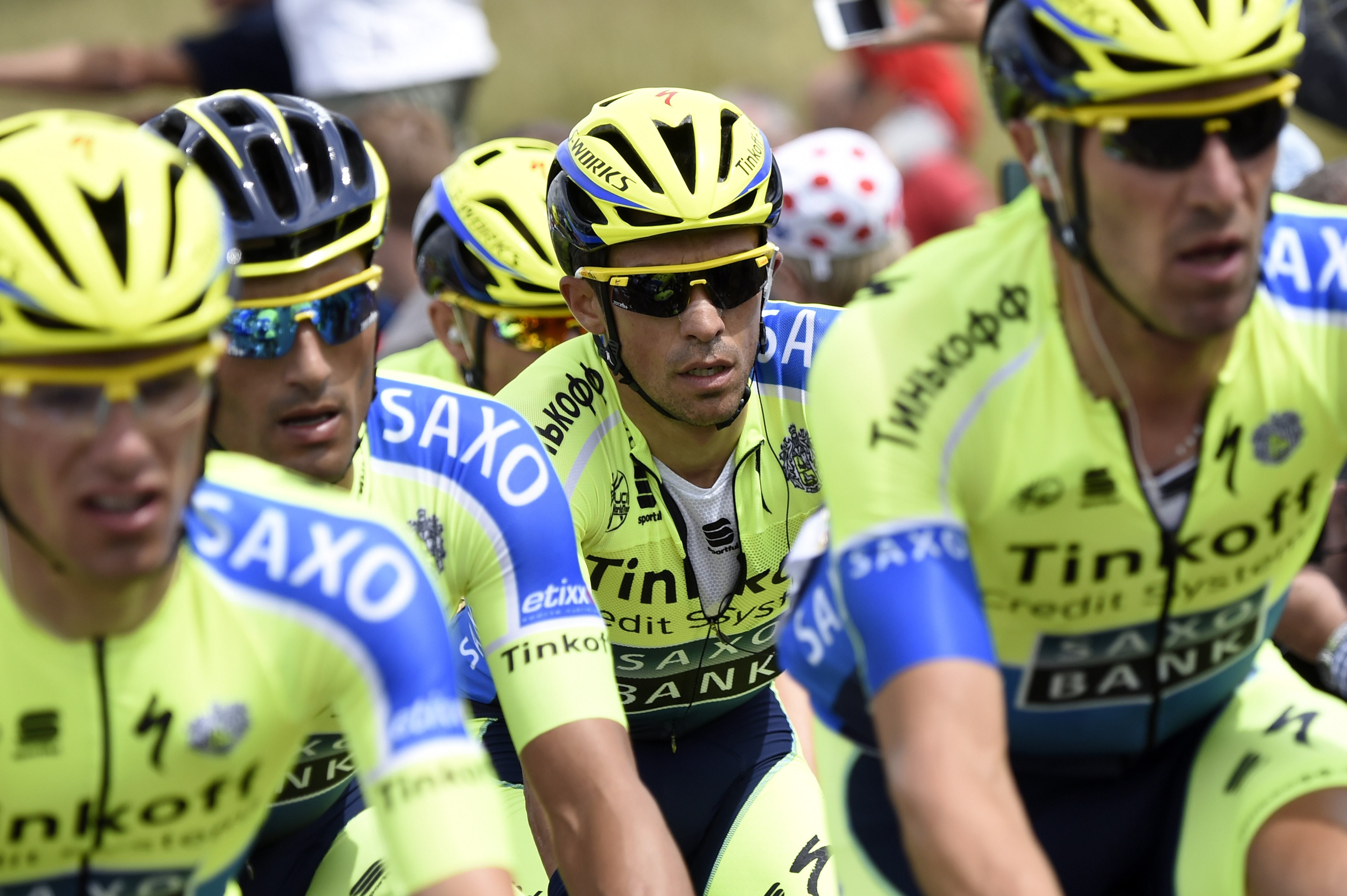 Alberto Contador, dentro de un pelotón de su equipo.