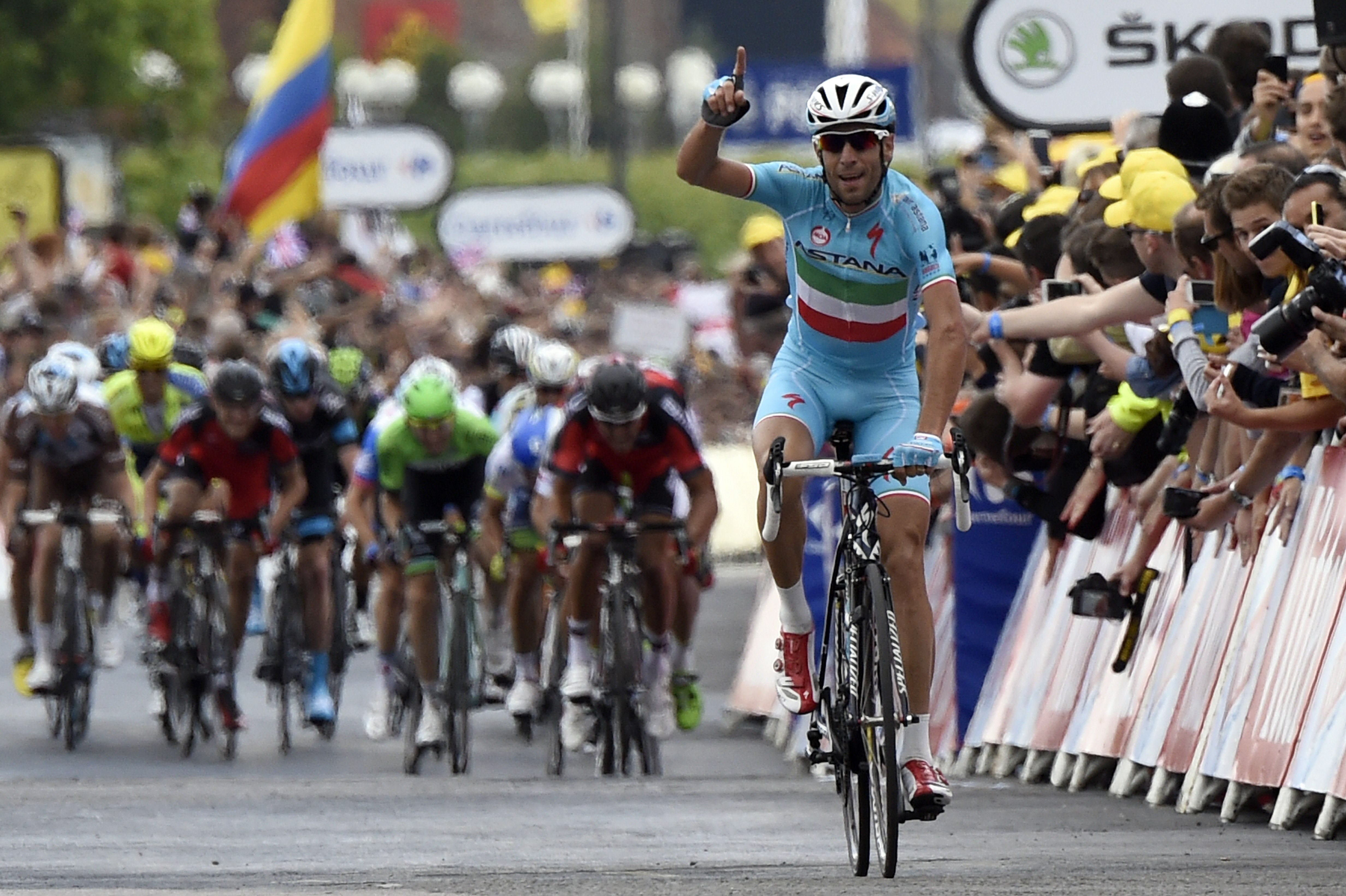 El italiano Vincenzo Nibali celebra su victoria en la segunda etapa.