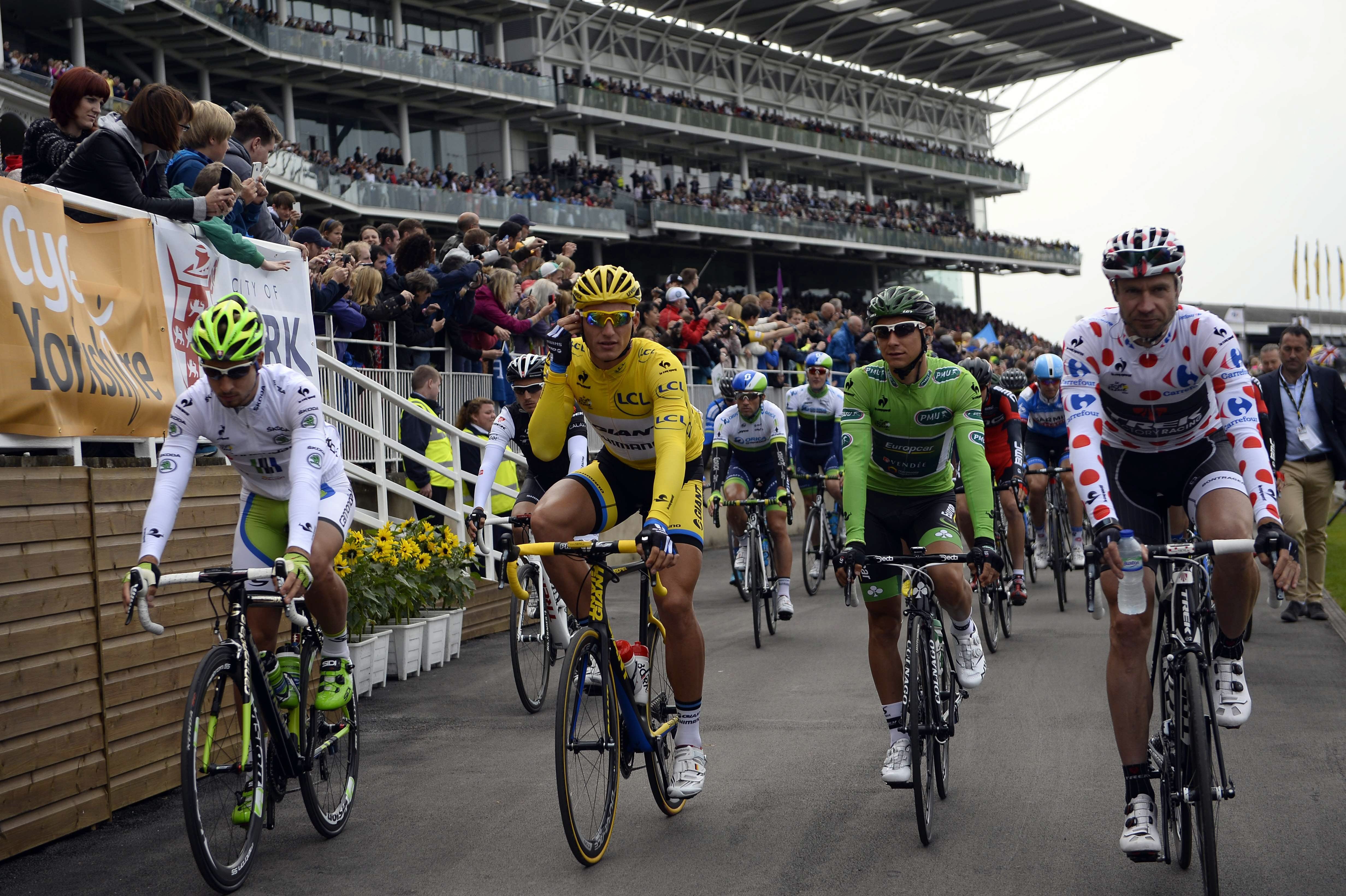 Peter Sagan (c-i), Marcel Kittel (c) y Bryan Coquard (c-d), durante la segunda etapa.