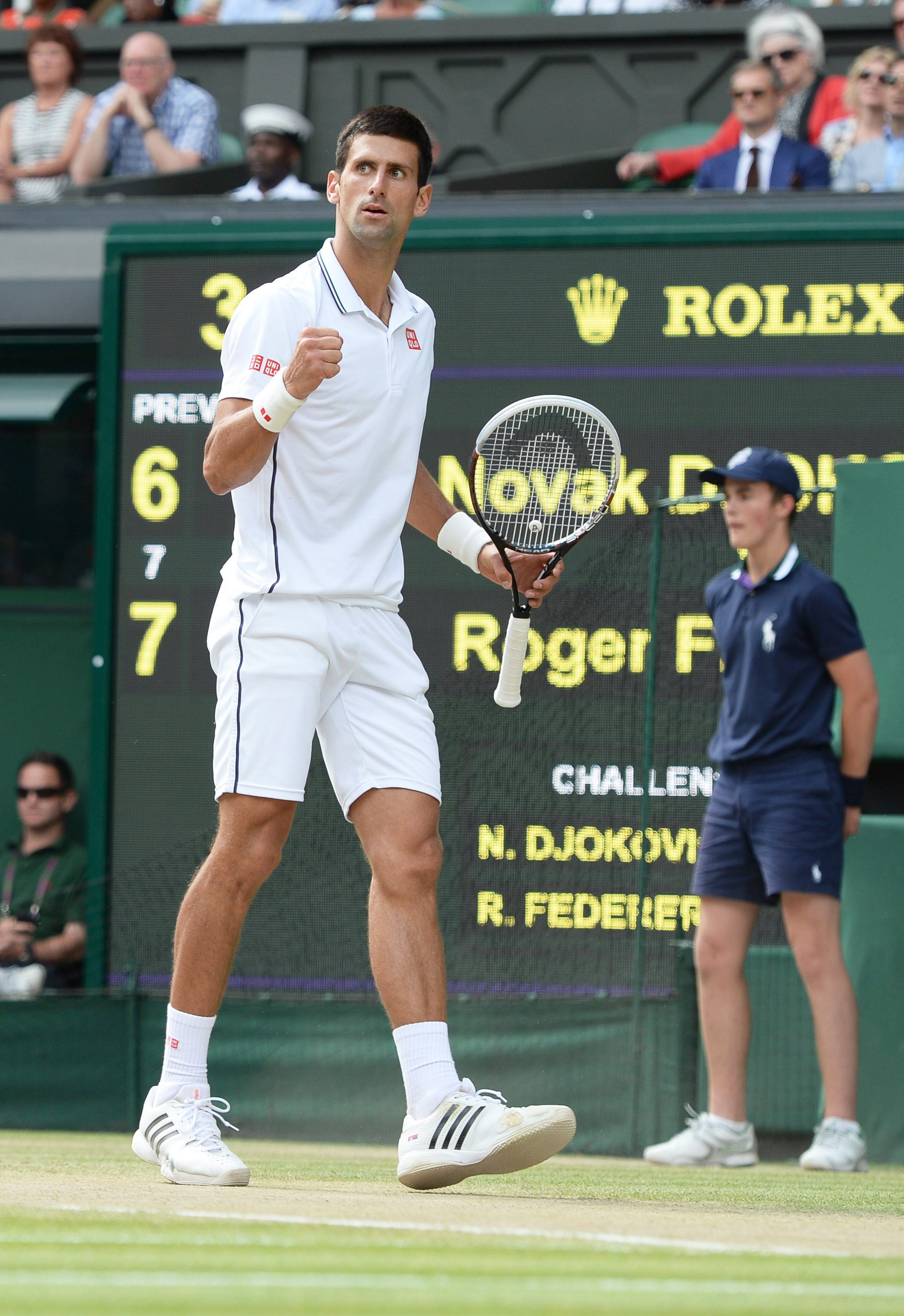 Djokovic alza el puño para celebrar un punto.