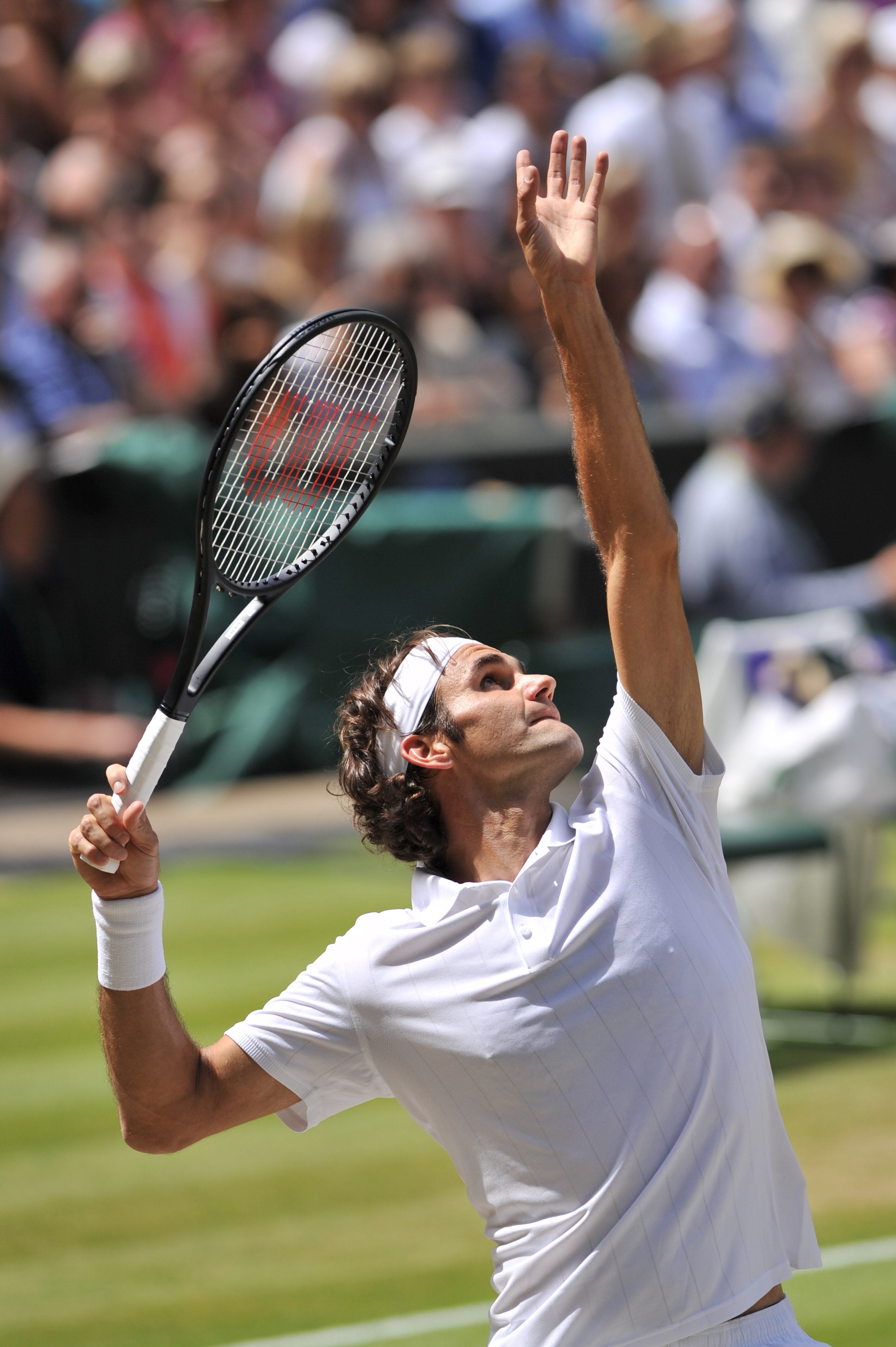 Federer se dispone a realizar un servicio.