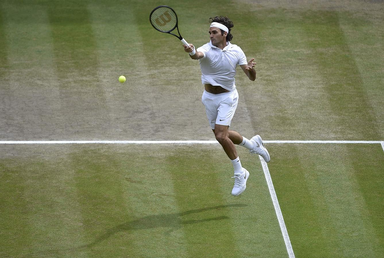 El suizo Federer golpea de derecha a media pista.