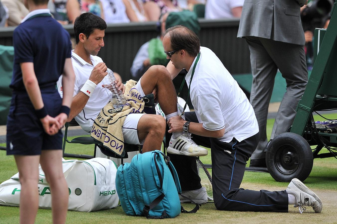 Djokovic recibe la asistencia del fisioterapeuta en un intercambio.