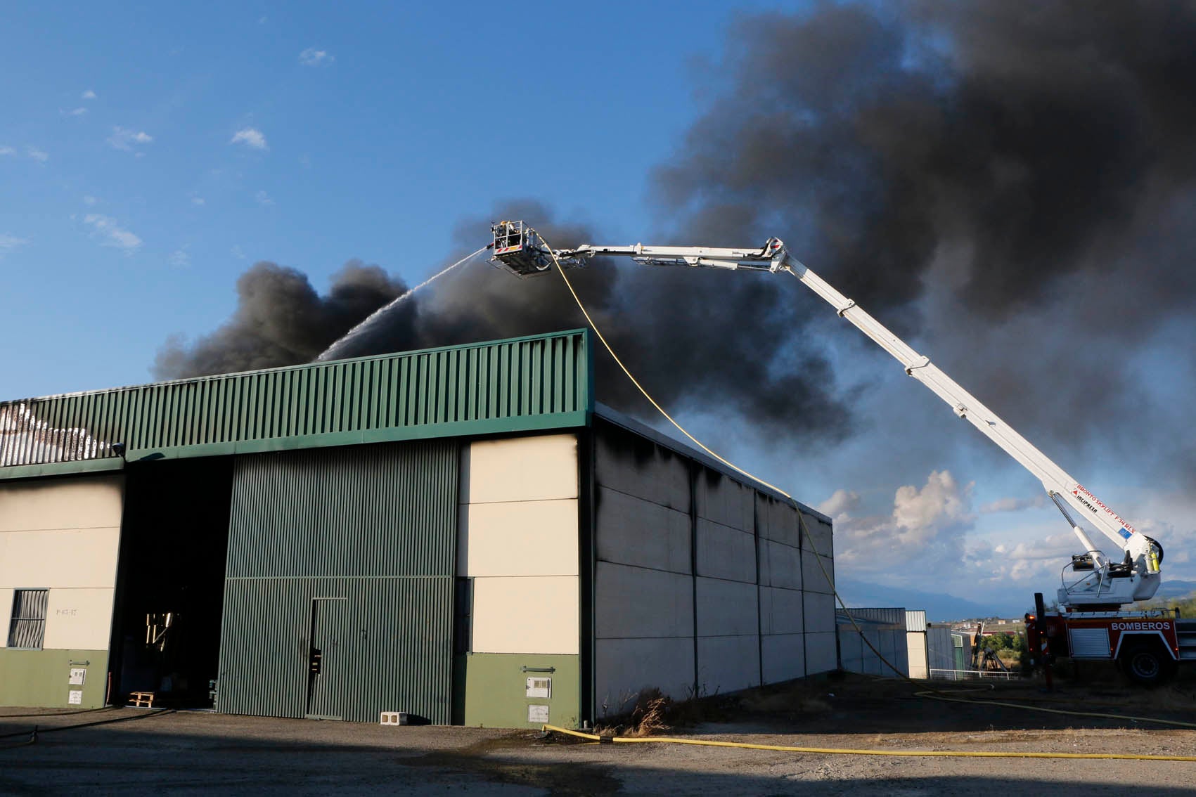 Arden varias naves de una compañía oleícola en Plasencia