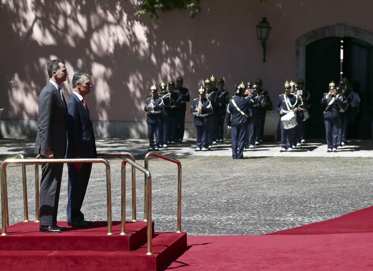 Himnos nacionales y saludo a la bandera. El Rey y el presidente de la República saludaron a la bandera y pasaron revista a las tropas que les habían rendido honores en el Patio de los Bichos