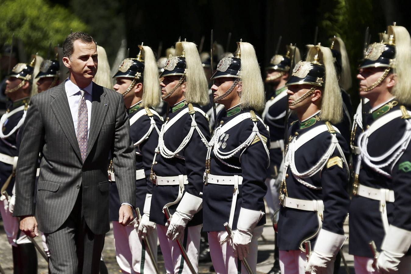 Felipe VI con un traje de color gris. Don Felipe vestía un traje de chaqueta de rayas diplomático de color gris