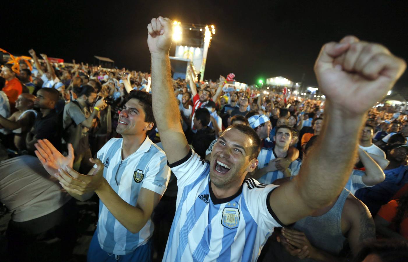 Miércoles, 9 de julio. Los hinchas de Argentina celebran la victoria de su selección ante Holanda en el encuentro de semifinales del Mundial de Brasil 2014. EFE / EPA / Abedin Taherknareh