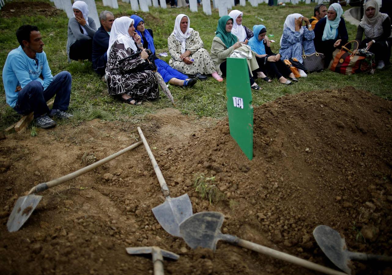 Viernes, 11 de julio. Celebración del 19 aniversario de la masacre en la que las fuerzas serbias dirigidas por Ratko Mladic asesinaron a 8000 musulmanes en Srebrenica (Bosnia i Herzegovina). Cada año, los cuerpos descubiertos en las fosas comunes encontradas en los alrededores del pueblo son identificados y finalmente enterrados en un multitudinario acto en el Memorial Potocari, cerca de Srebrenica. Este año 175 son las víctimas identificadas y cuyos familiares han dado sepultura.. REUTERS / Dado Ruvić