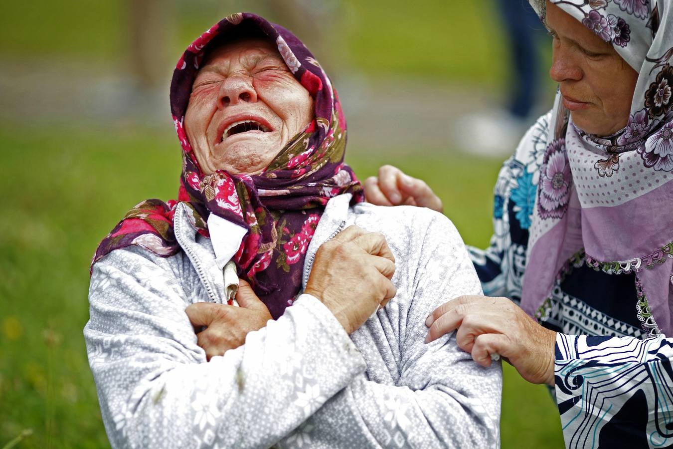 Viernes, 11 de julio. Celebración del 19 aniversario de la masacre en la que las fuerzas serbias dirigidas por Ratko Mladic asesinaron a 8000 musulmanes en Srebrenica (Bosnia i Herzegovina). Cada año, los cuerpos descubiertos en las fosas comunes encontradas en los alrededores del pueblo son identificados y finalmente enterrados en un multitudinario acto en el Memorial Potocari, cerca de Srebrenica. Este año 175 son las víctimas identificadas y cuyos familiares han dado sepultura. REUTERS / Dado Ruvić