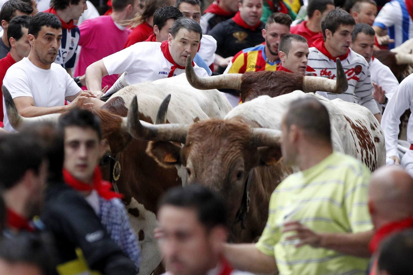 Los Fuente Ymbro, nobles y rápidos. El encierro, a pesar de la lluvia y de la multitud de mozos, ha dejado bonitas carreras.