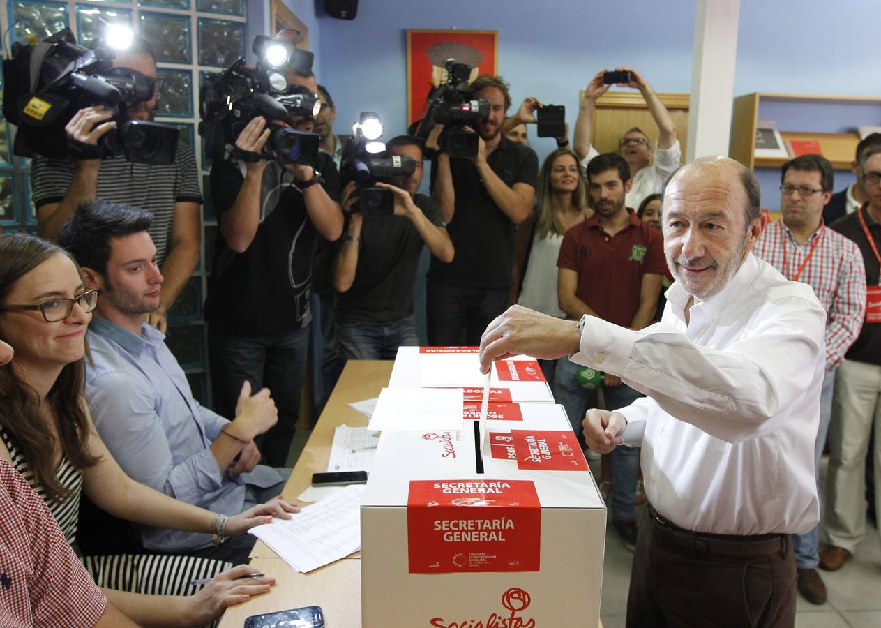 Pérez Rubalcaba vota a su sucesor. Alfredo Pérez Rubalcaba ha votado hoy en la Agrupación Socialista de Majadahonda (Madrid).