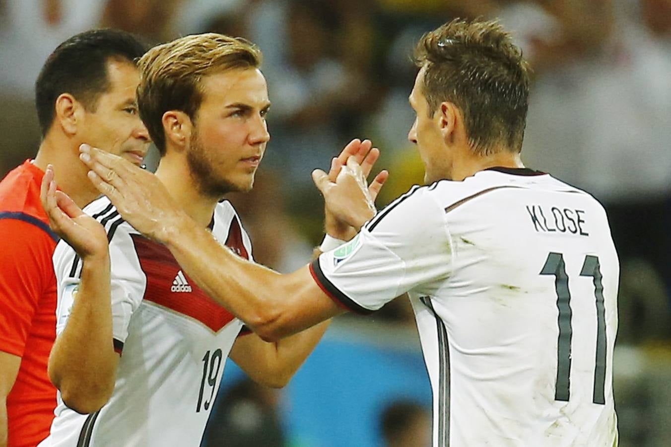 Domingo, 13 de julio. Alemania se proclama campeona del Mundial de Fútbol de Brasil por un cogl a cero ante Argentina. Mario Goetze anotó el gol de la victoria el Estadio de Maracaná en Río de Janeiro. EFE / EPA / REUTERS / AFP