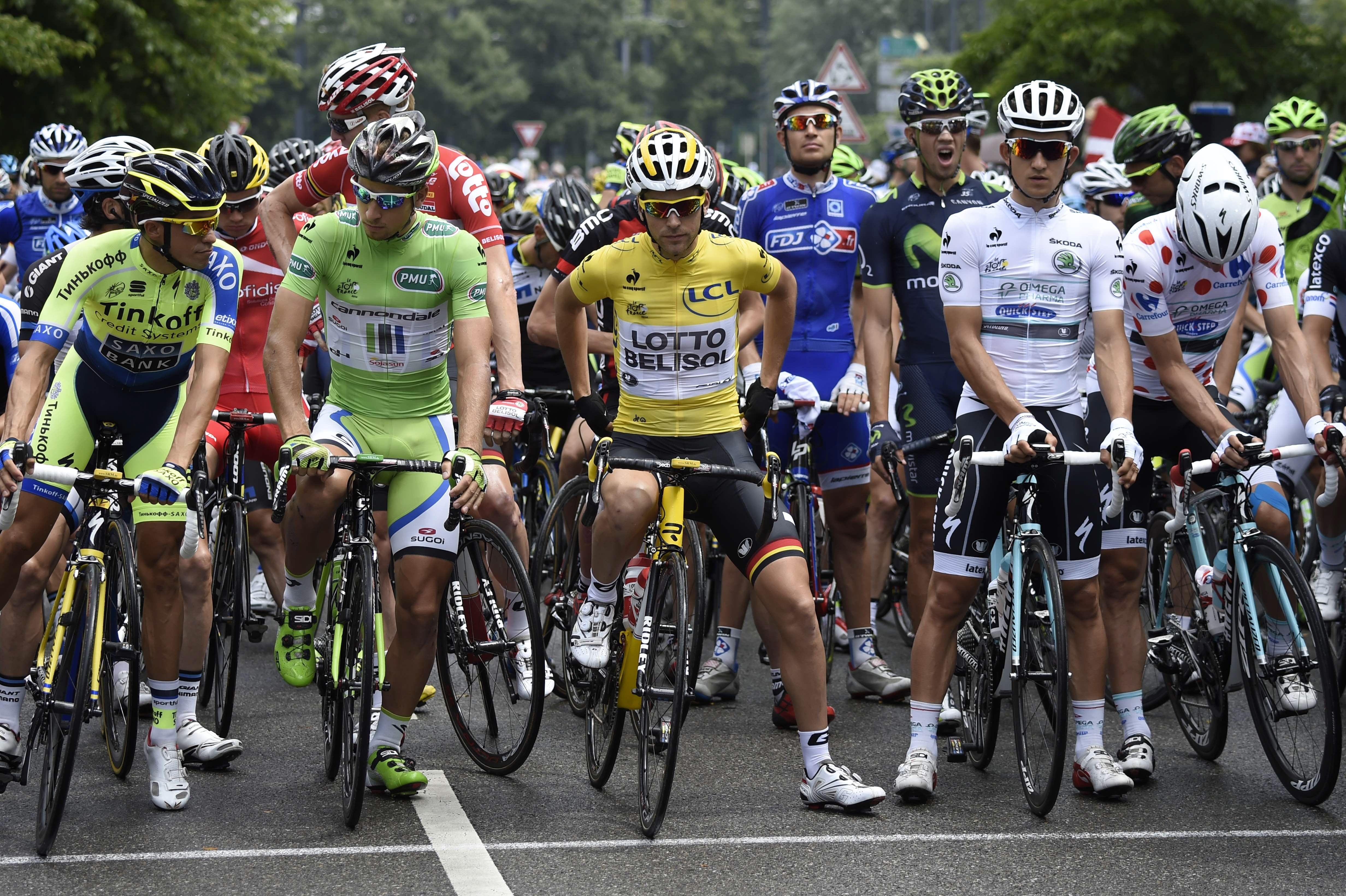 Pelotón de ciclistas antes de iniciar la etapa.