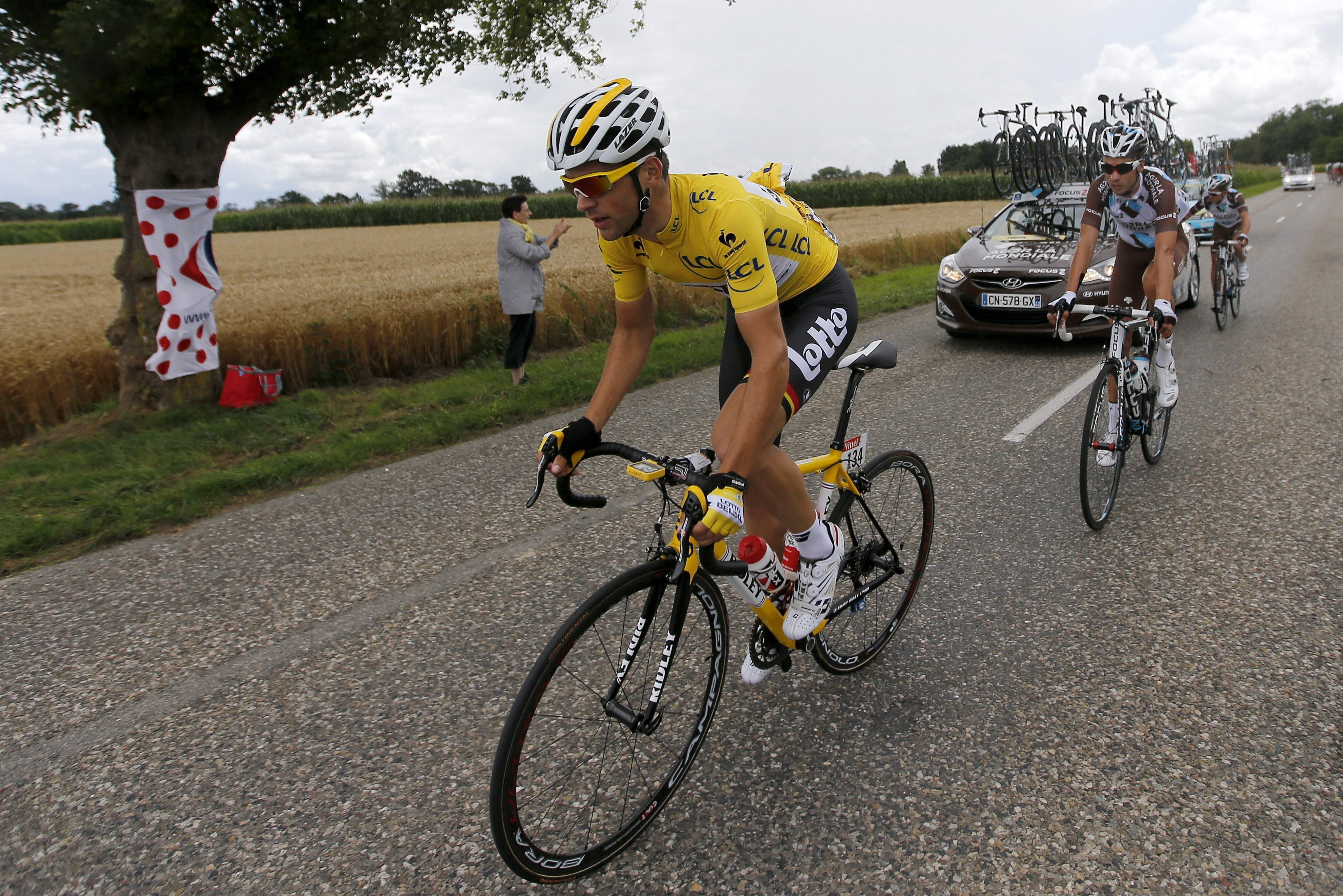 El francés Tony Gallopin, con el maillot amarillo de líder, durante la décima etapa.