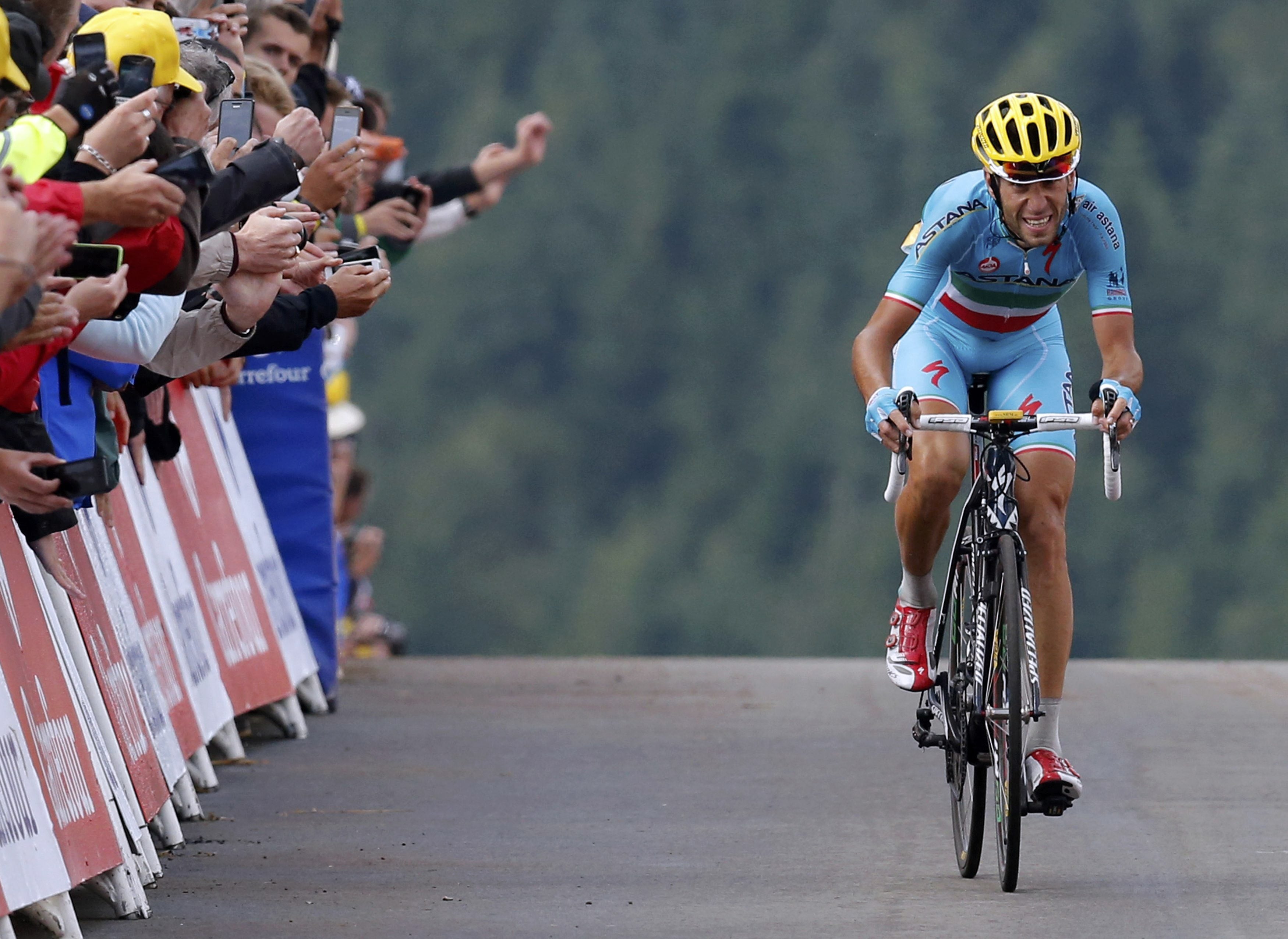 Nibali llega a la meta con el apoyo del público.