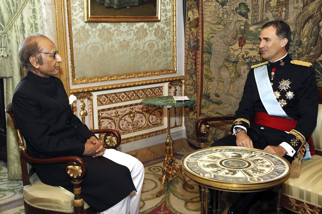 El Rey Felipe VI saludando al nuevo embajador de Pakistan, Rafat Mahdi (i)