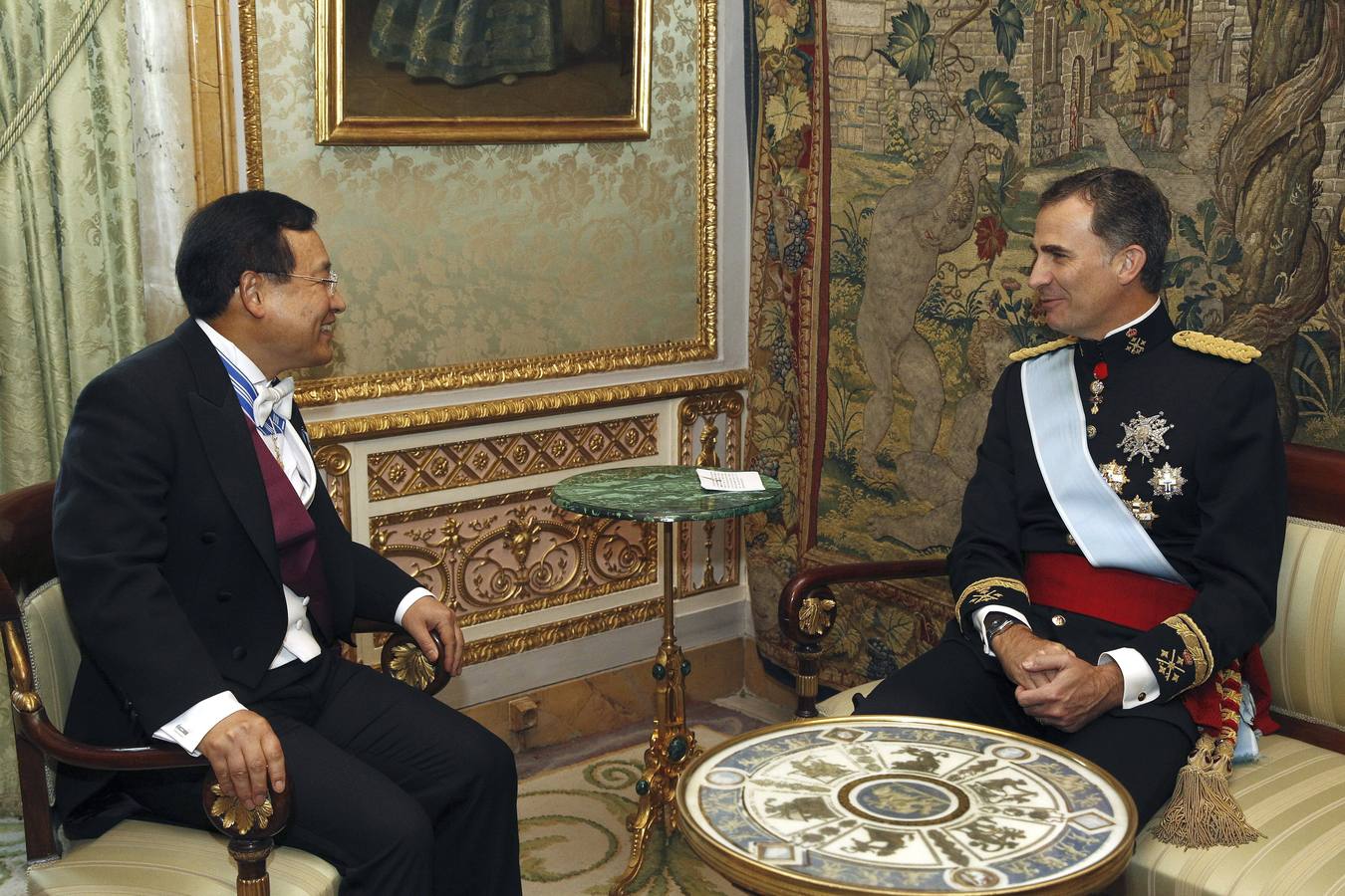 El Rey Felipe VI conversa con el embajador de Corea,Hee-Kwon Park (i)