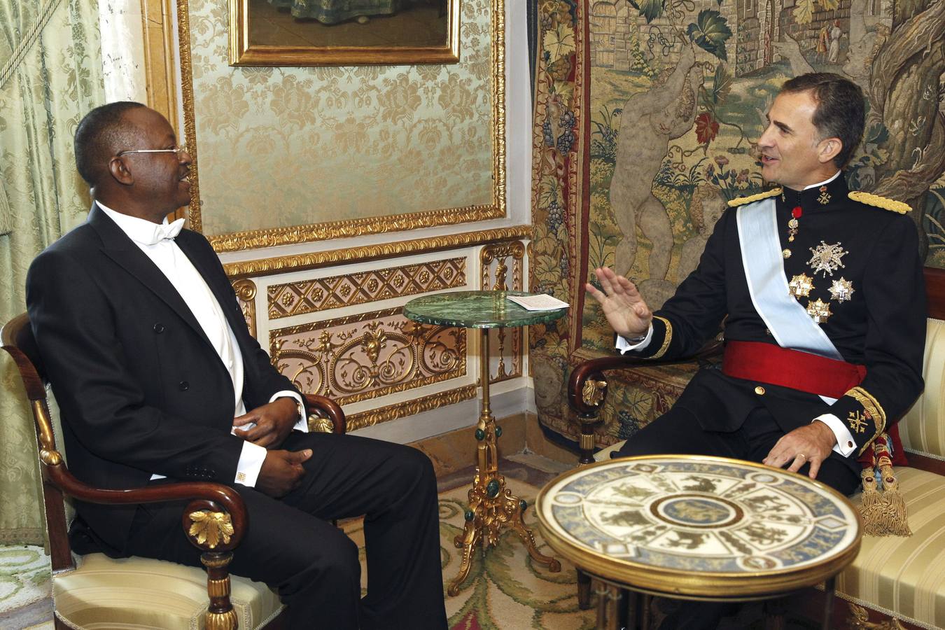 El Rey Felipe VI conversa con el embajador de Mozambique, José Antonio Alberto Matsinha (i)