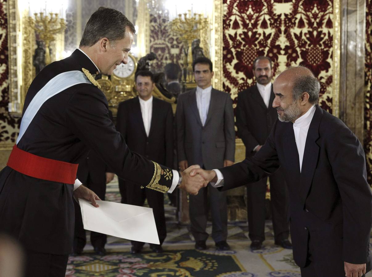 El Rey Felipe VI saludando al nuevo embajador de Irán, Mohammad Hassan Fadaifard (d)