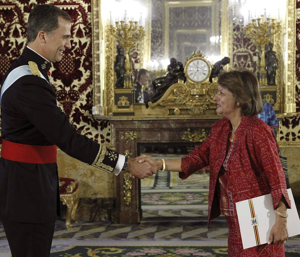 El Rey Felipe VI saluda a la embajadora de Uganda, Nimisha Jayant Madhvani (i)
