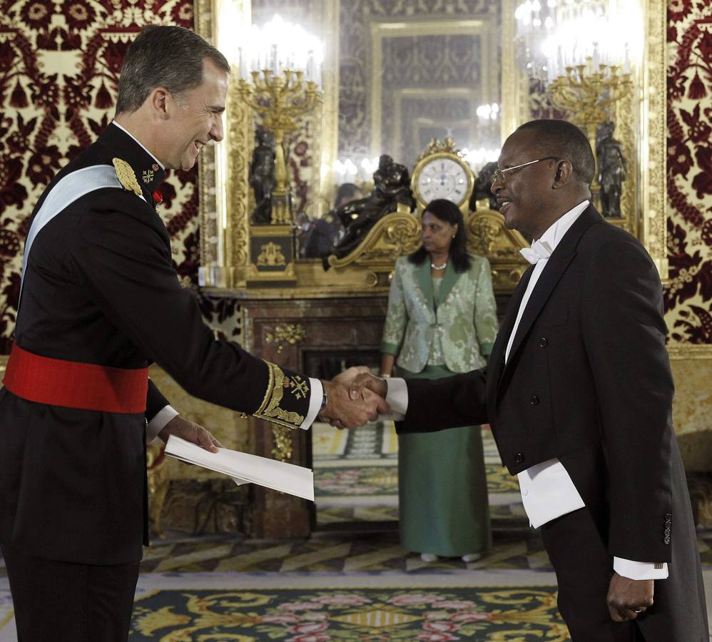El Rey Felipe VI saluda al embajador de Mozambique, José Antonio Alberto Matsinha (d)