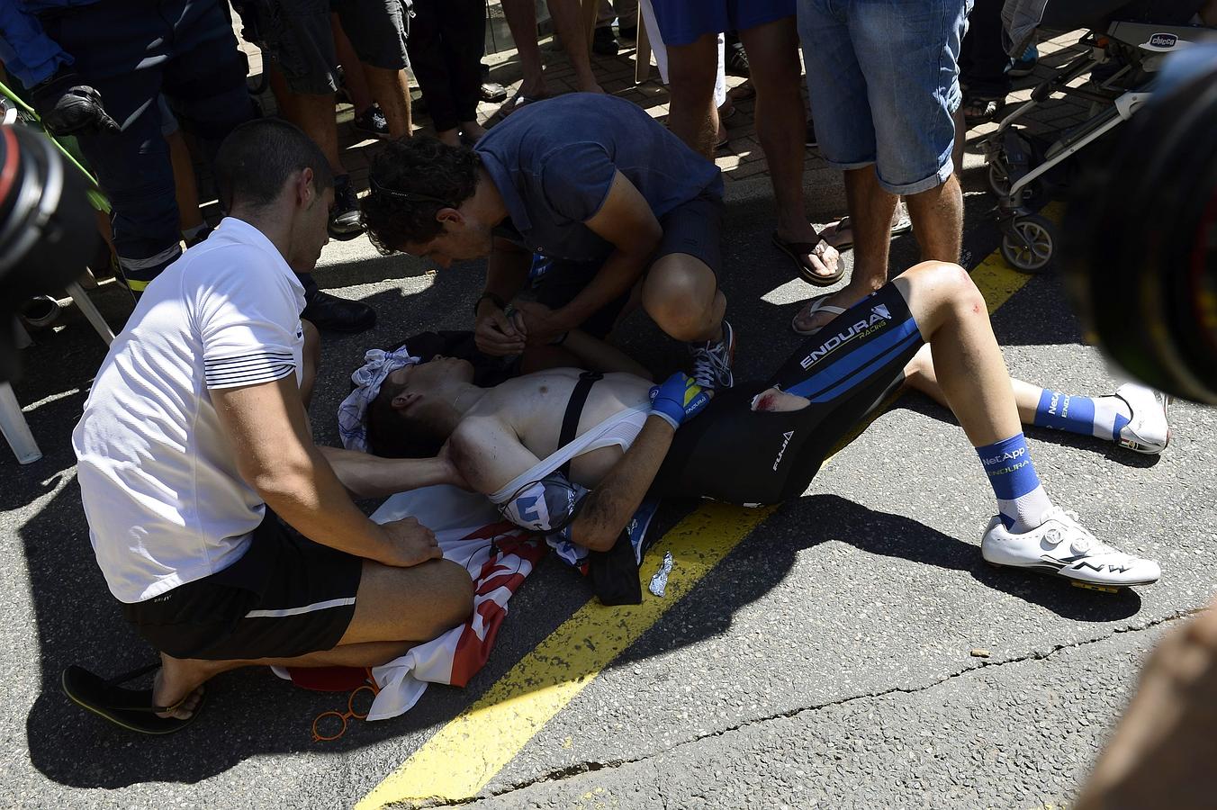 David de la Cruz, ciclista del Sabadell, atendido por los servicios médicos tras sufrir una caída