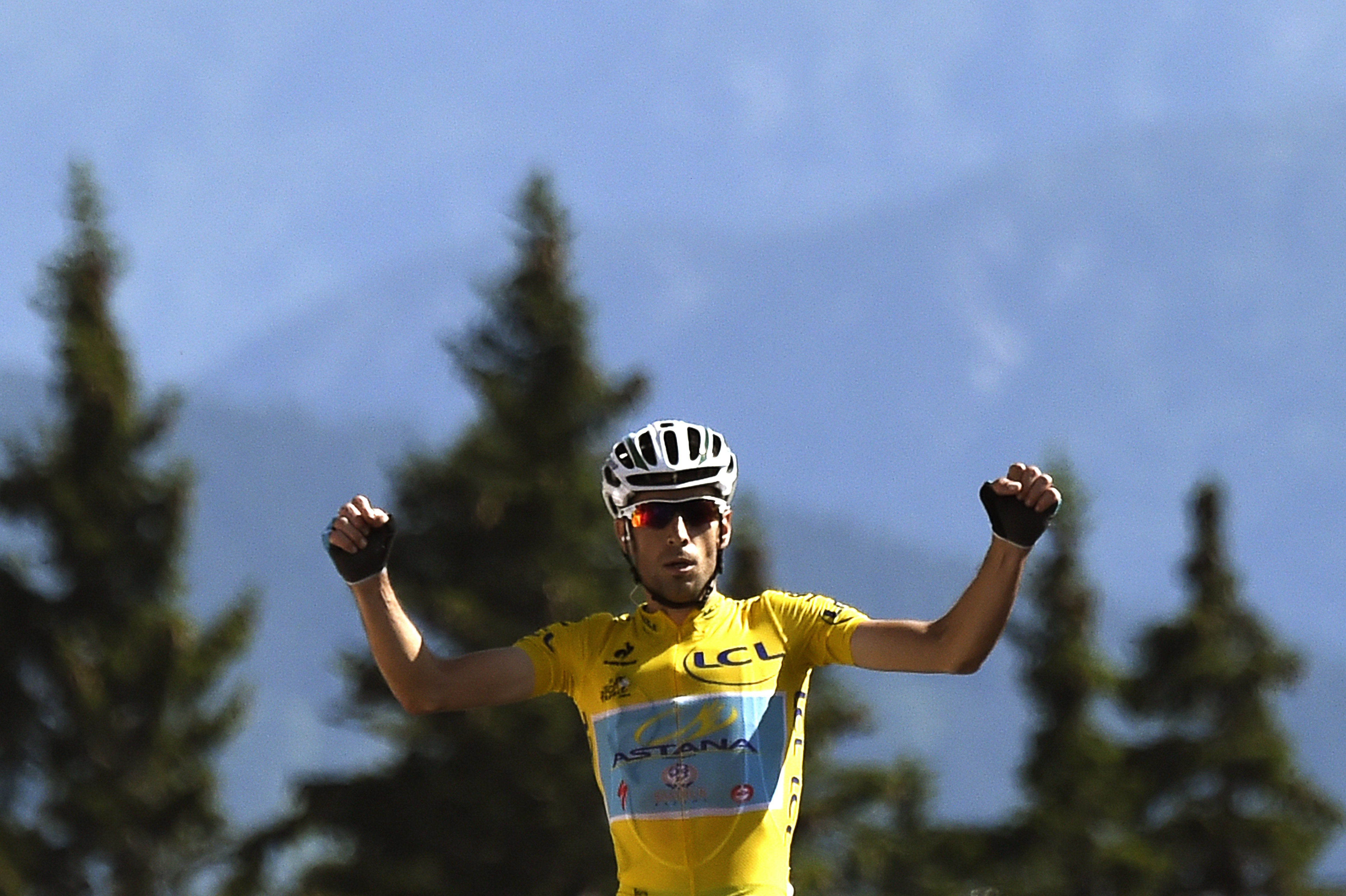 Nibali, con el maillot amarillo, alza los brazos en señal de victoria por terminar primero en la etapa.