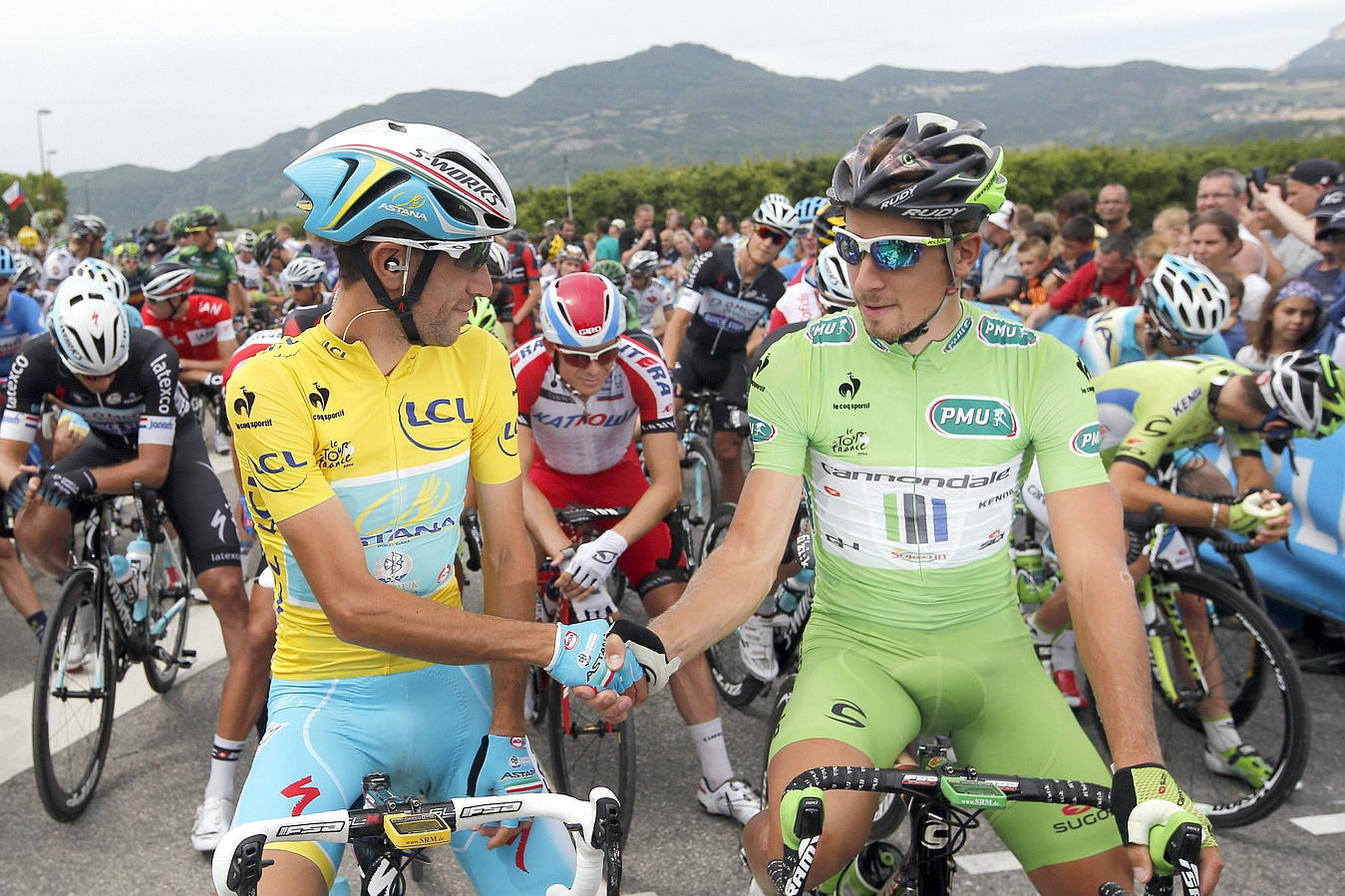 Vincenzo Nibali saluda a Peter Sagan antes de comenzar la etapa